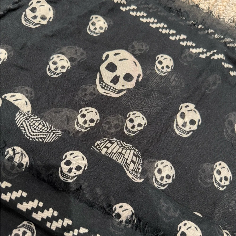 Alexander McQueen Black Skull Scarf - Picture 5 of 10